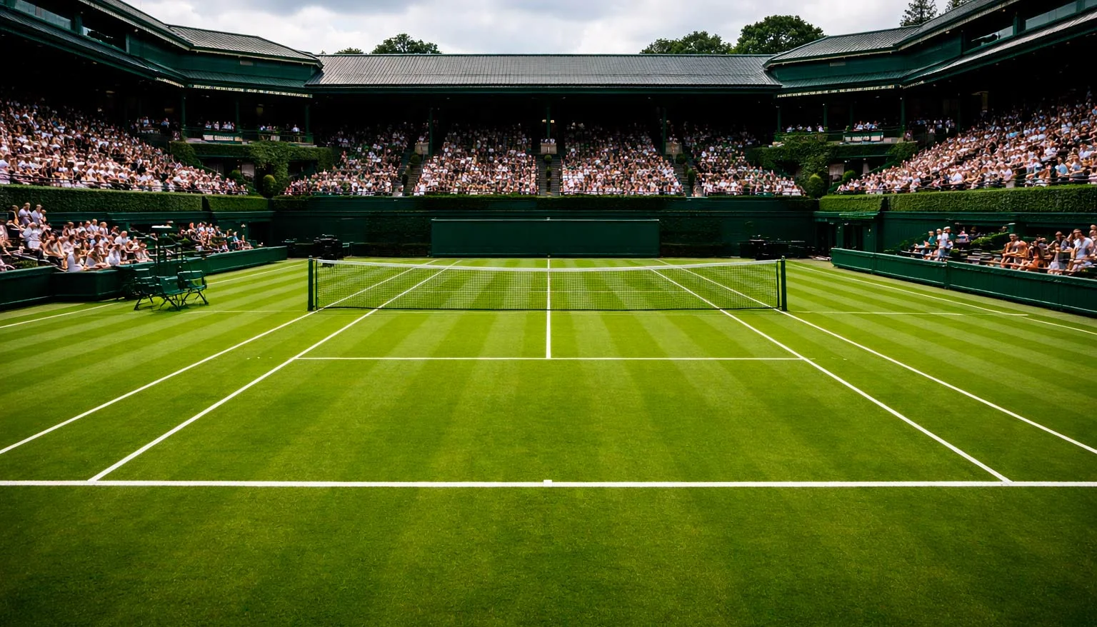 Court central de Wimbledon avec gazon vert impeccable